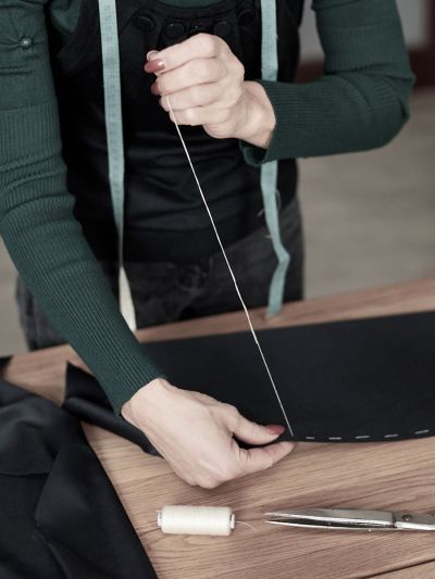 Μοδιστρα ράβει